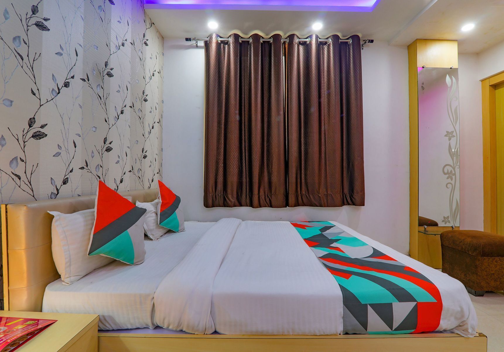 Egyptian cotton sheets, premium bedding, in-room safe, desk