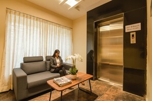 Lobby sitting area - Fabhotel Middleton Desire (Bhubaneshwar)