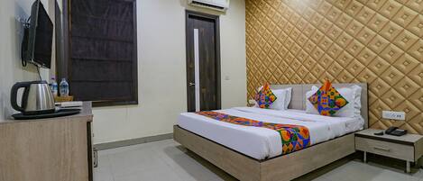 Deluxe Room | Egyptian cotton sheets, premium bedding, in-room safe, desk