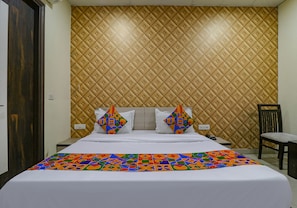 Egyptian cotton sheets, premium bedding, in-room safe, desk