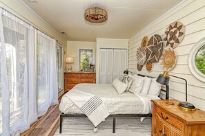 4 bedrooms, iron/ironing board, WiFi, bed sheets