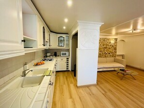 Geladeira, micro-ondas, fogão, cooktop