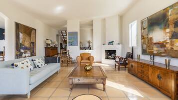 TV, DVD player, books, stereo