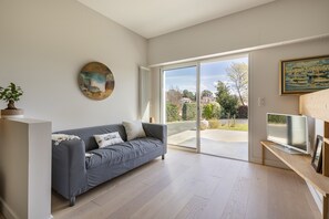 TV, DVD player, books, stereo - Family villa with pool, walking distance to the beach (Guéthary)