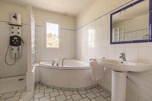 Shower, hair dryer, towels, soap - Family villa with pool, walking distance to the beach (Guéthary)