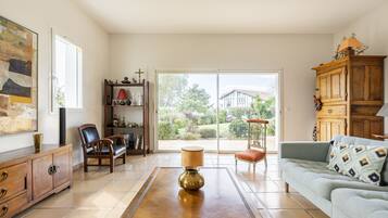 TV, DVD player, books, stereo