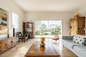 TV, DVD player, books, stereo - Family villa with pool, walking distance to the beach (Guéthary)