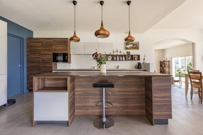 Fridge, microwave, oven, stovetop - Family villa with pool, walking distance to the beach (Guéthary)