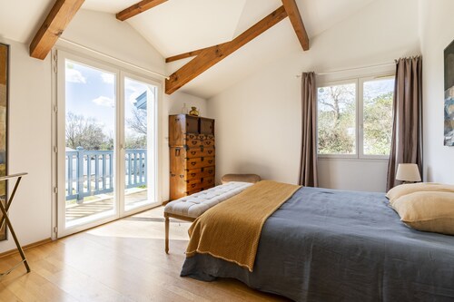 Family villa with pool, walking distance to the beach