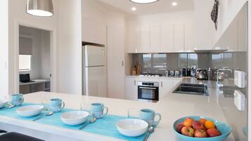 Frigorifero, microonde, forno, piano cottura