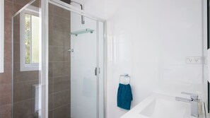 Bañera, secador de pelo, toallas