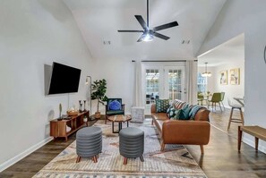 TV, offices - Oasis near Savannah | Lakefront Retreat + Game roo (Pooler)