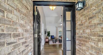 Oasis near Savannah | Lakefront Retreat + Game roo