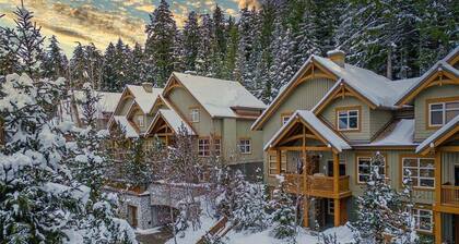 Private Hot Tub | BBQ | Free parking | Ski-in/out