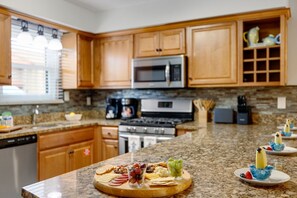 冷蔵庫、電子レンジ、オーブン、コンロ