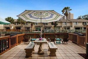 屋外ダイニングエリア