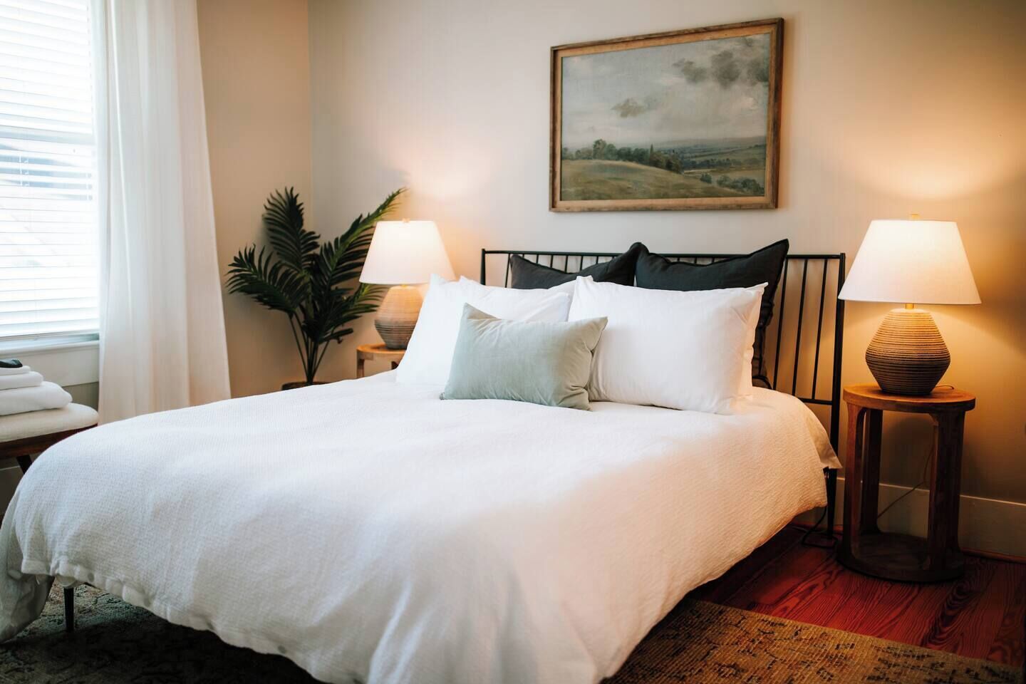 2 chambres, fer et planche à repasser, lit de bébé portatif