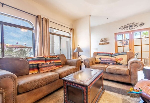 TV, fireplace - Casa Sonora- Luxurious 3-bedroom (San Felipe)
