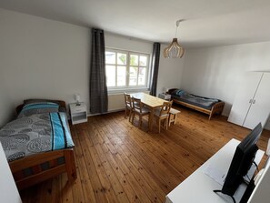 2 bedrooms, WiFi, bed sheets - Large apartment for fitters - apartment for 4 persons in Trebbin OG (Trebbin)