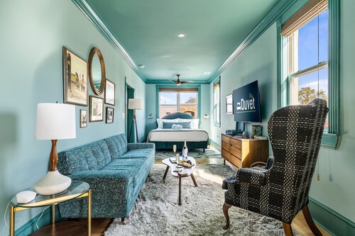 Chic Artistic Loft in Park Circle! | The Mid Mod