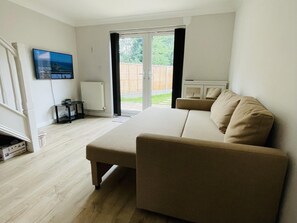 Villa | Living area - Beautiful 2-bed Villa in Coventry (Coventry)