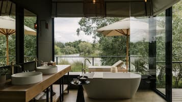 Separate tub and shower, deep soaking tub, rainfall showerhead