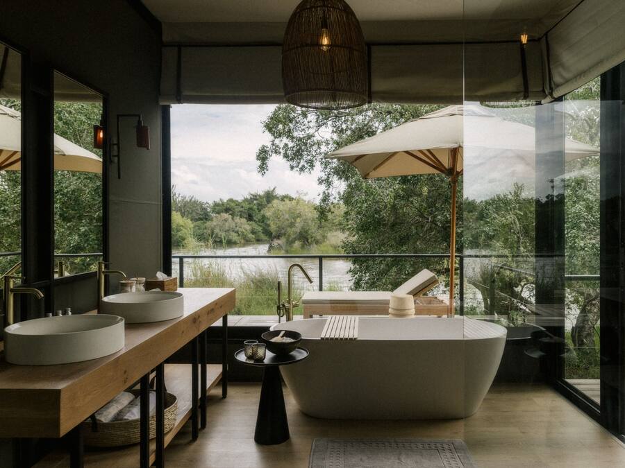 Separate tub and shower, deep soaking tub, rainfall showerhead