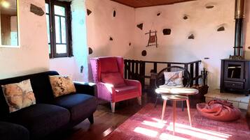 Una televisión, una chimenea, un futbolín, una mesa de tenis de mesa