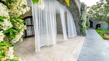 Habitación Deluxe, vista a la alberca | Ropa de cama hipoalergénica y artículos del minibar gratis