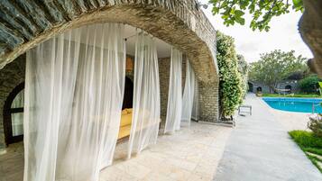 Deluxe-Zimmer, Poolblick | Allergikerbettwaren, Minibar (mit einigen kostenlosen Artikeln)