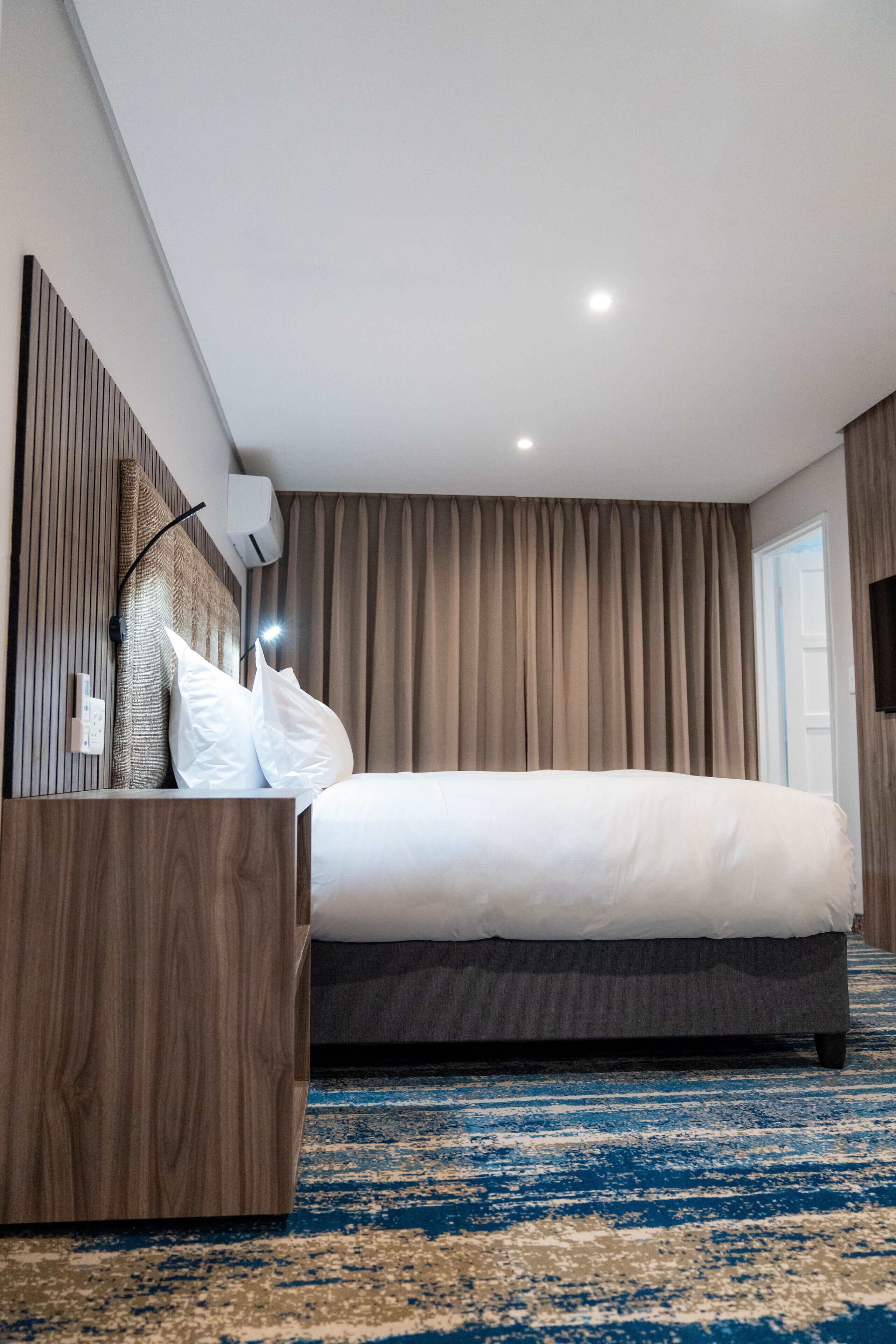 Luxury Room | In-room safe, bed sheets