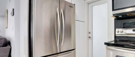 Een koelkast, een microgolfoven, een oven, een kookplaat