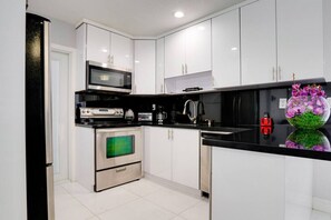 Refrigerador, microondas, horno y parrilla de estufa 