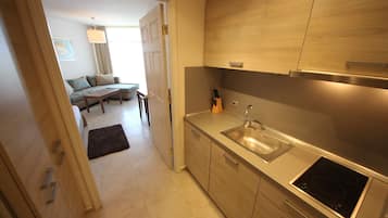 Fridge, stovetop, electric kettle, cookware/dishes/utensils