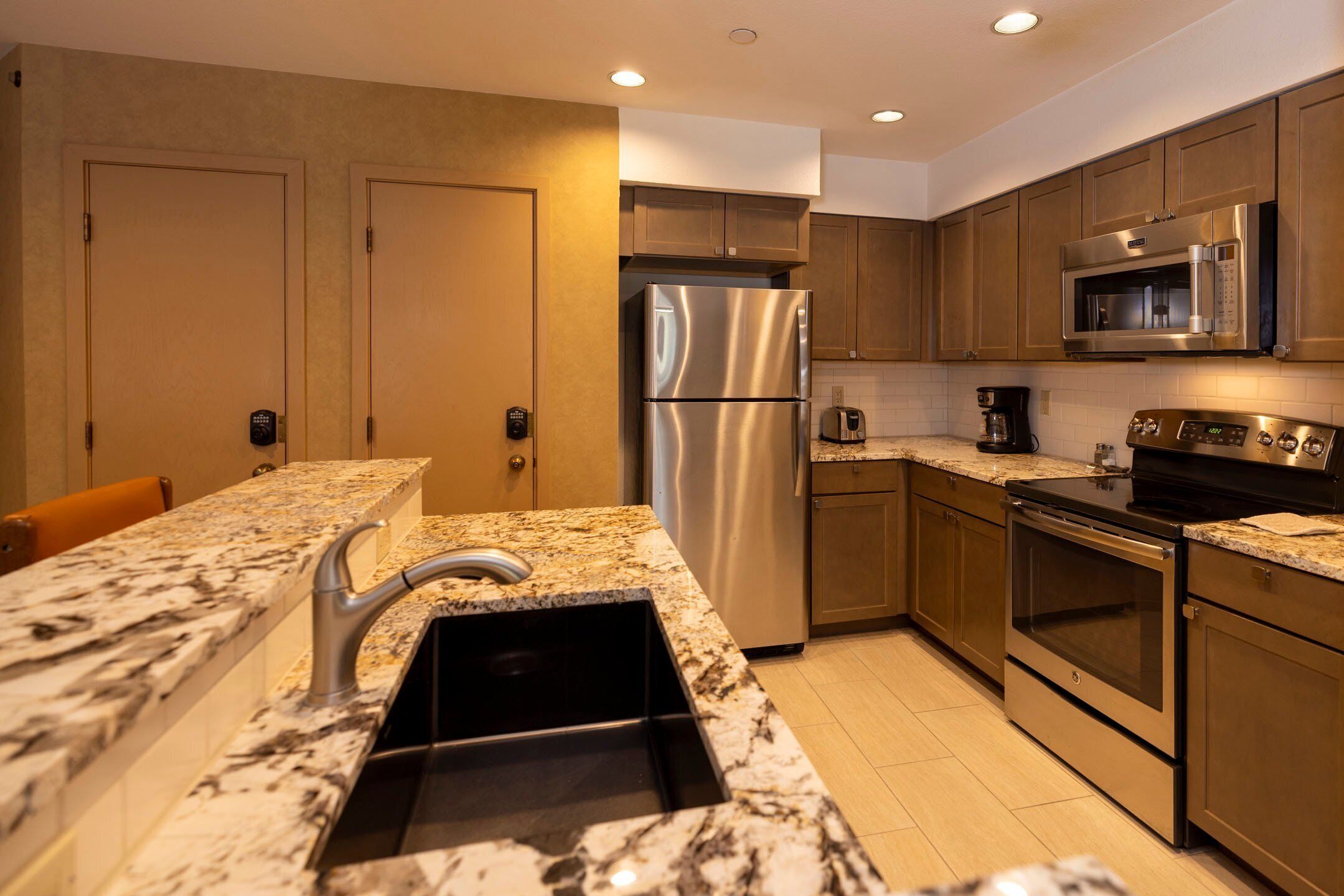 Refrigerador, microondas, horno, placa de cocina