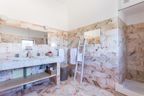Haartrockner, Bidet, Handtücher