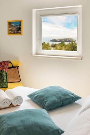 Quarto casal clássico | Vista para a água