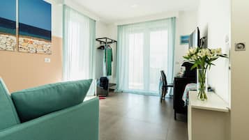 Familien-Suite | Wohnbereich | 42-Zoll-Smart-TV mit Digitalempfang, Fernseher