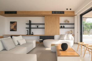 Una Smart TV, una consola de videojuegos, una mesa de tenis de mesa