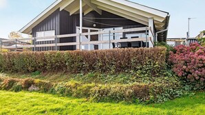 Un bâtiment moderne doté d’un toit plat et d’un espace extérieur abrité.