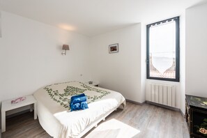 4 عدّة غرف نوم وواي فاي وملاءات أسرّة