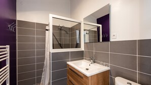 A modern bathroom with a shower, a sink, and a toilet. - Quiet and comfortable cottage (La Palme)
