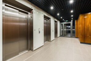 Elevator - 16th Floor Apartment Poznan by Renters (Poznan)