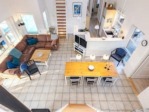 Un interior moderno con sala de estar, comedor y cocina.
