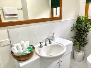 Een douche, gratis toiletartikelen, een haardroger, handdoeken