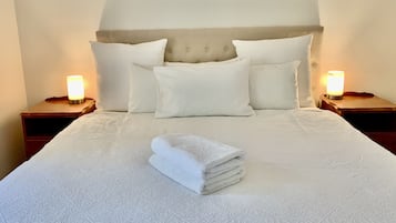 4 quartos, escrivaninha, ferros/tábuas de passar roupa, berço de viagem