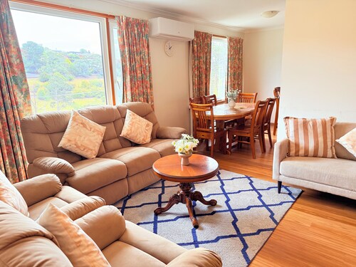 Spacious, Sunny House with View of Mt. Wellington