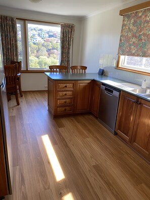 Kylskåp, mikrovågsugn, ugn och spishäll