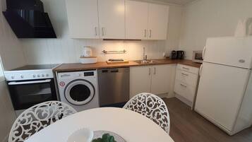 House | Private kitchen | Fridge, microwave, oven, stovetop