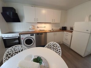 Maison | Cuisine privée | Réfrigérateur, micro-ondes, four, plaque de cuisson